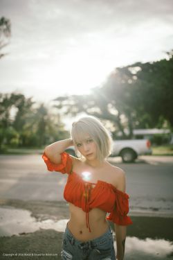 女子跑完半马领取完赛包像在进货